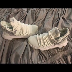 Size 7 women/ 5.5 Men KD’s Sneakers (White)